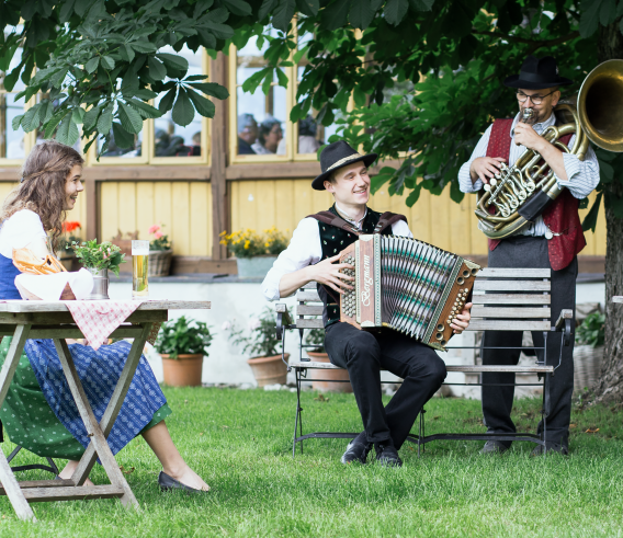 LH Platter: „Sommerinitiative ,Tirol zualosen‘ belebt Gastgärten und unterstützt Volksmusikszene“