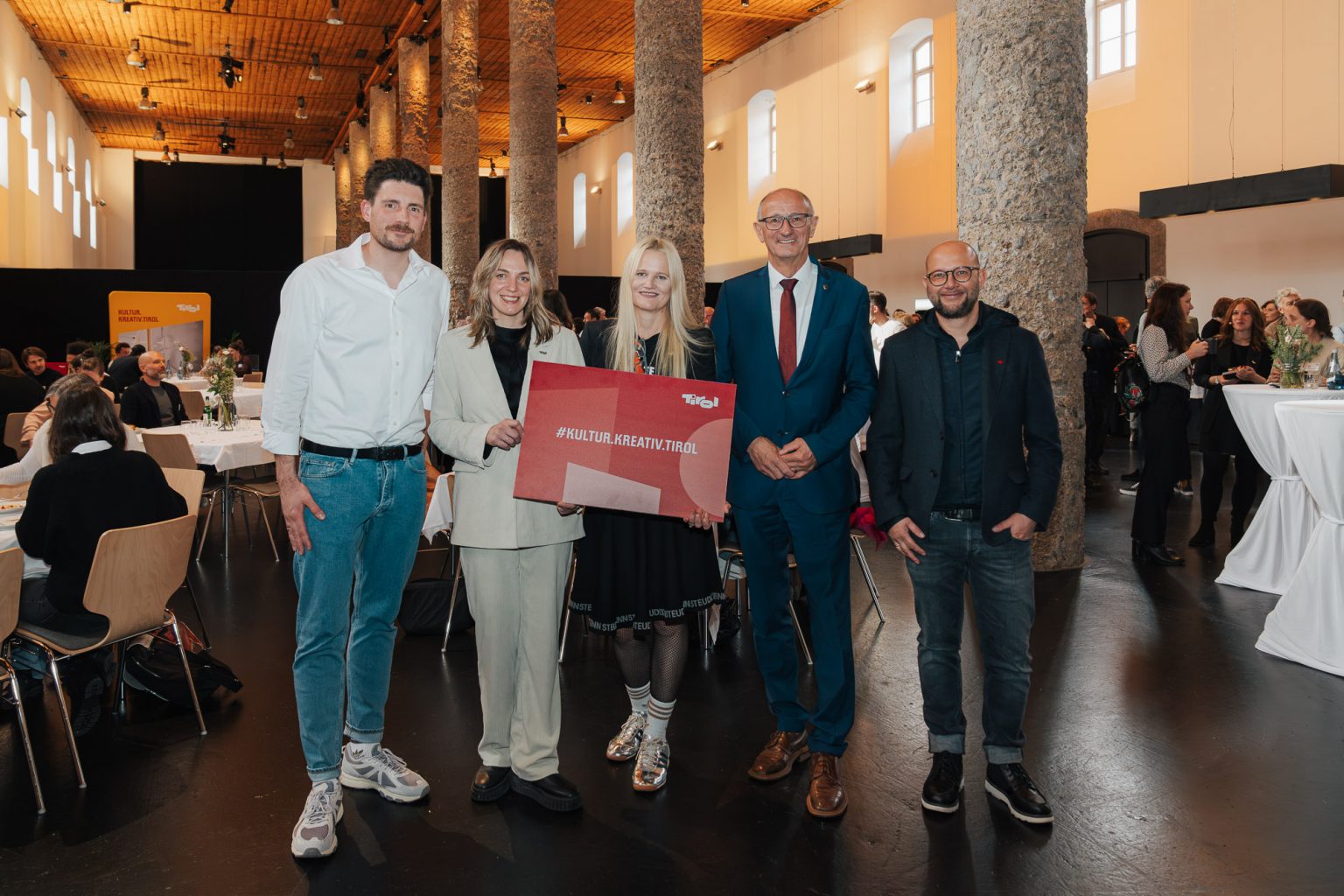 Das kultur.forum.RUPTUR bildete am 24. November 2025 den diesjährigen Höhepunkt des neuen Programms der Lebensraum Tirol Gruppe – kultur.kreativ.tirol. Mit dabei waren u.a. (v.l.) Sebastian Knopp (Sachgebietsleitung Kreativbehörde Regensburg), Hanna Dressler (Lebensraum Tirol Gruppe), Bernadette Abendstein (Schauspielerin und Leiterin Theaterfestival STEUDLTENN), Anton Mattle (Landeshauptmann von Tirol) und Christian Steinmeyer (Geschäftsführer Steinmayr & Co Insurance Brokers GmbH).